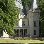 Chateau De Salvert - 4 Gites - 32 Personnes Neuille