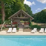 Chateau De Salvert - 4 Gites - 32 Personnes