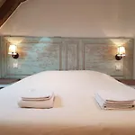 Chateau De Salvert - 4 Gites - 32 Personnes Neuille